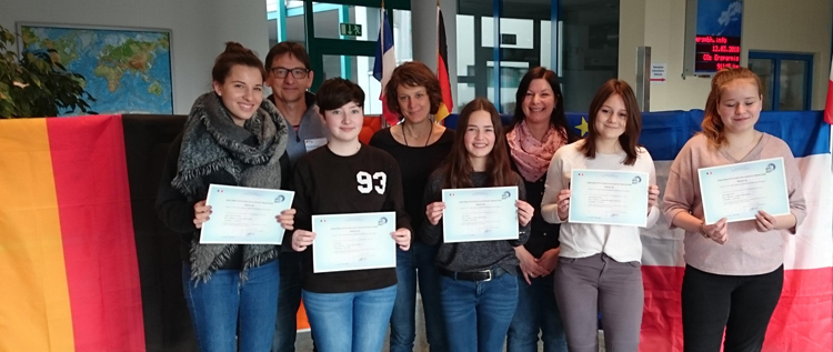 Das DELF-Diplom für eine außergewöhnliche Leistung erhielten Alina Gramelspacher, Lisa Berger, Vanessa Krug, Anna Heinze und Laura Jenne. K1600 DELF Diplom 2018